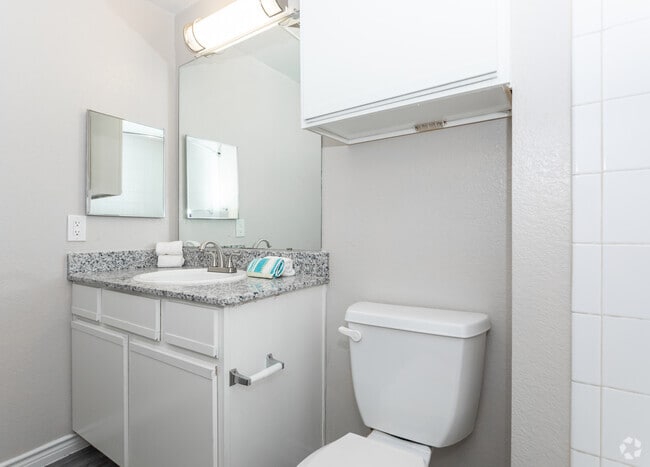 1HAB, 1BA 543SF Bandera (Renovado) Baño - Stoneleigh Harlingen