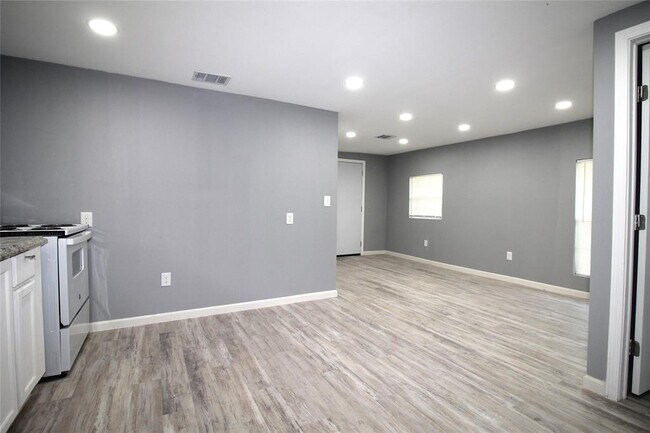 Photo - 701 Koehl St