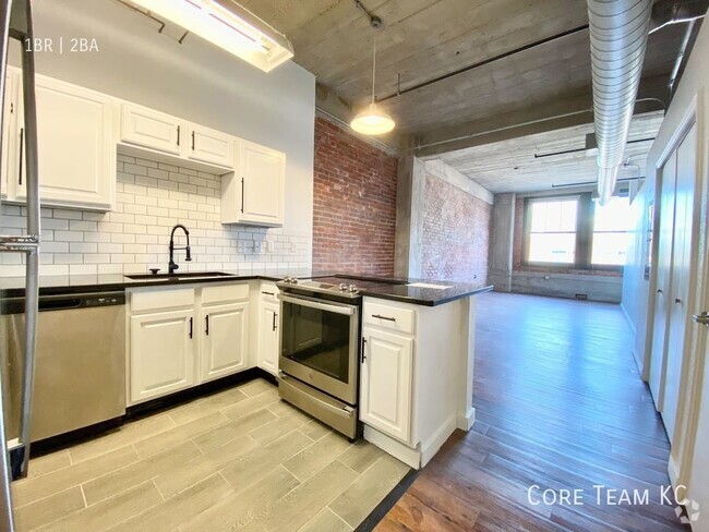 Building Photo - Renovated 1 Bed + Bonus Room in Downtown! Unit 203 Rental