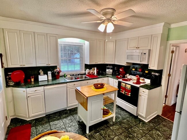Photo - 1005 Kalmia St