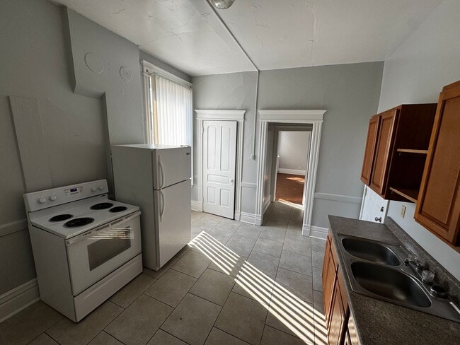 Building Photo - Large 2 Bedroom Apartment Unit 04