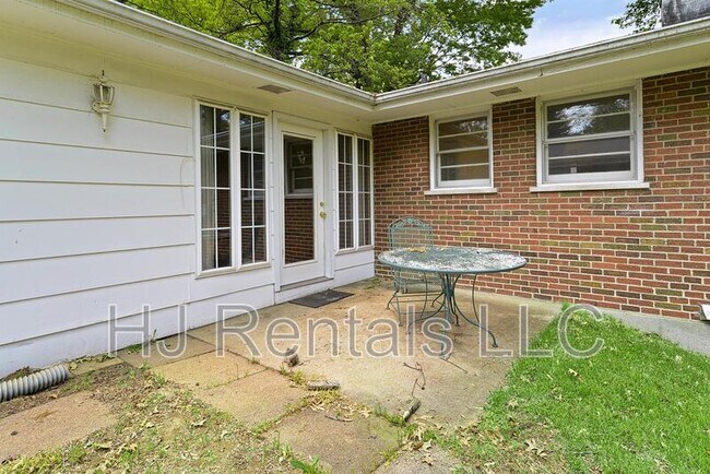 Photo - 160 St Benedict Ln