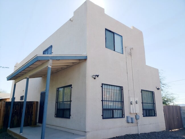 Unit #2 Entry - 221 E Elm St