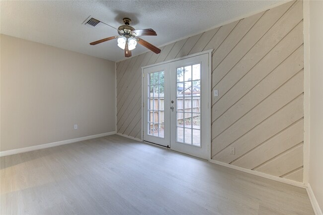 Photo - 212 Quaker Dr