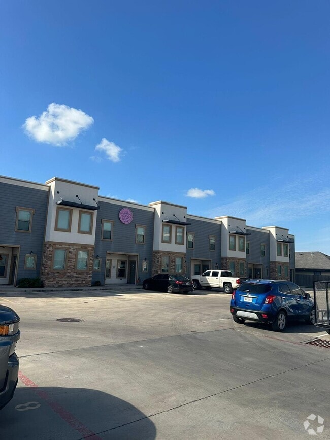 Building Photo - 2206 E US Highway 281 Unit D32 Rental