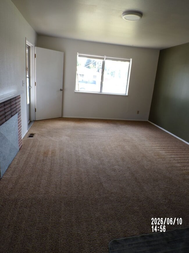 Photo - 325 SE Bridgeway Ave