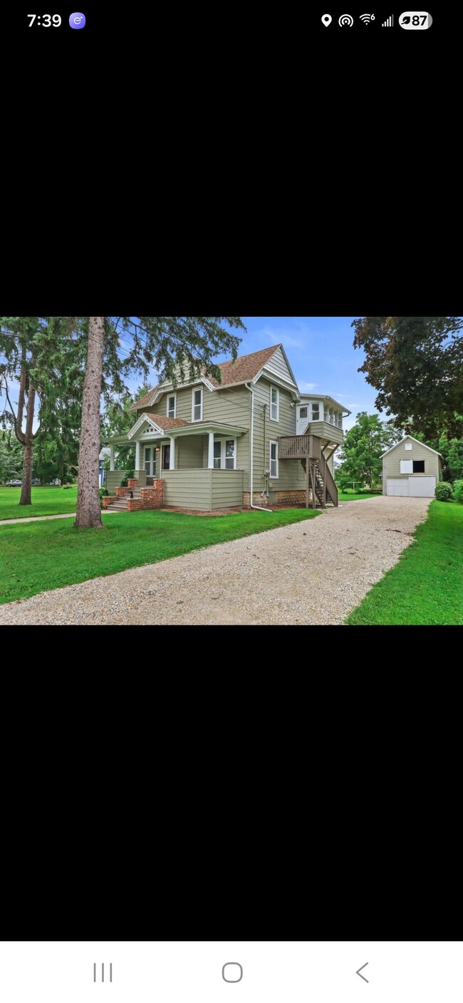 Building Photo - 408 1/2 E Washington St Unit Upper