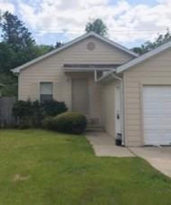 Building Photo - 3 bedrooms / 2 bathroom house with private...