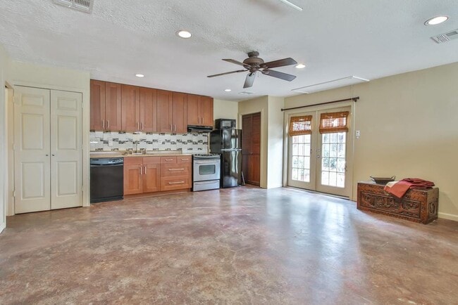 Building Photo - 5402 Imogene St