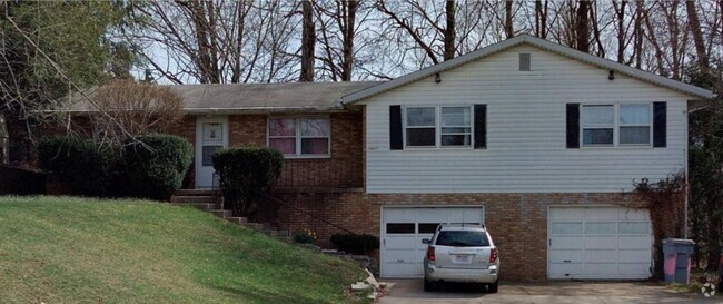 Building Photo - HALF DUPLEX IN LEXINGTON SCHOOLS! Rental