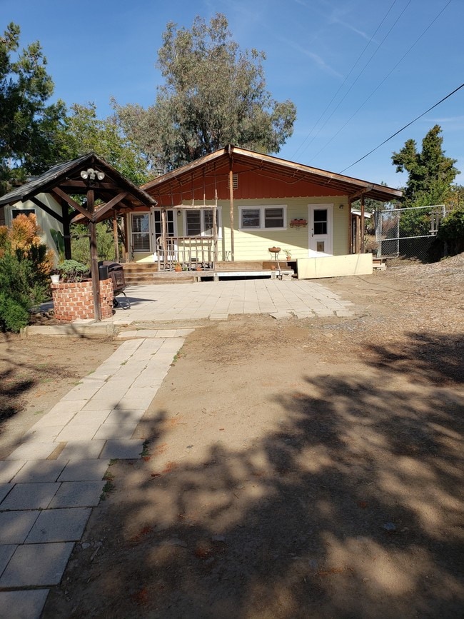 Photo - 861 Hutchison St