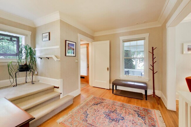 Photo - 2624 Thayer St