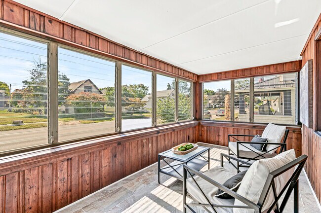 3 Season Room - 174 W 7th St