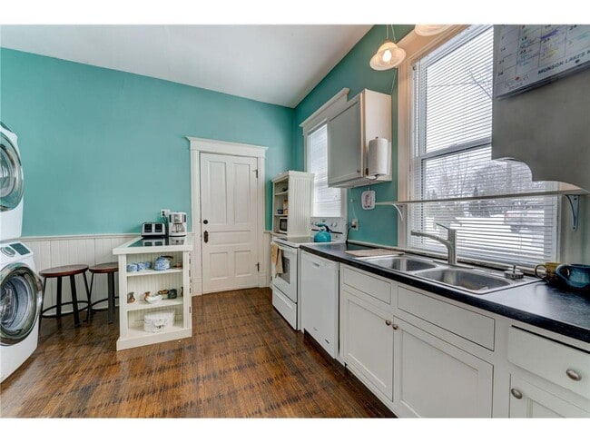 Building Photo - 301 Angel Ave SW Unit 1 Rental