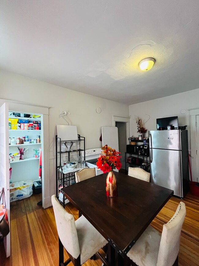 Building Photo - Large 3 bedroom on a great quiet street. Unit Parkwood Blvd.1305-2