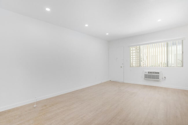 Photo - 323 E Chestnut St Unidad 12