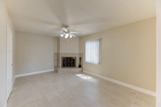 Photo - 402 Ilmenite Way