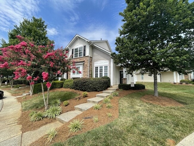 Building Photo - Beautiful END-UNIT 3BR 2.5BA Townhouse in ...
