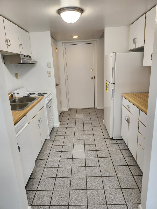 Bristol Ceramic Tile Kitchen with Amenities 1BR - The Bristol