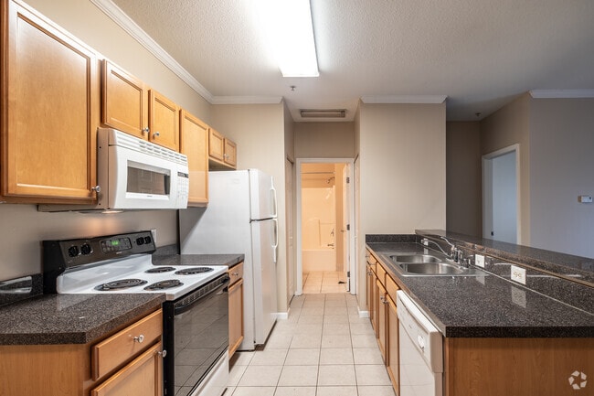 1BR, 1BA - 823SF - Kitchen