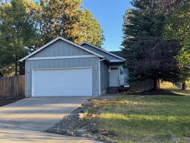Building Photo - Single level home SW Bend