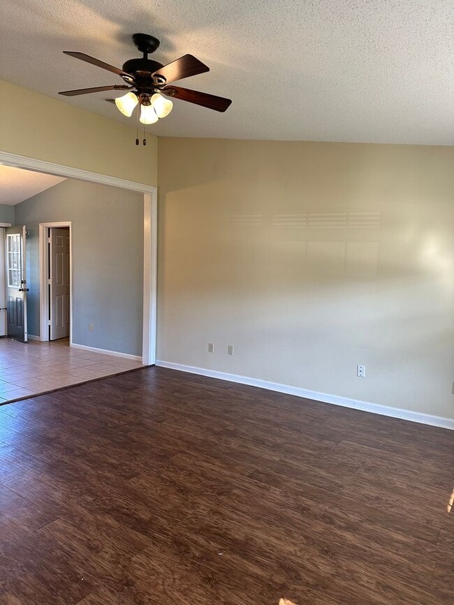 Photo - 3 Bedroom 2 Bath Pet Friendly Home.