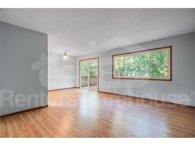 Photo - 1360 Adams St S