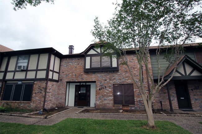 Building Photo - 4105 Vista Rd Unit 1