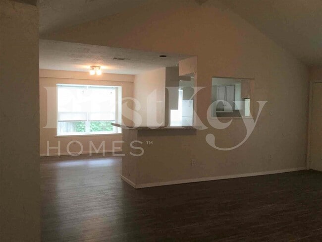 Photo - 728 Southwynd St