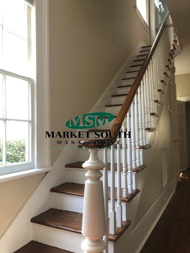 Building Photo - *REDUCED!!* Beautifully Renovated Victoria... Rental