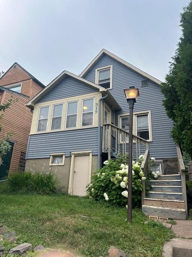 AVAILABLE SEPTEMBER 3rd - Adorable Bungalo... - AVAILABLE SEPTEMBER 3rd - Adorable Bungalo... House