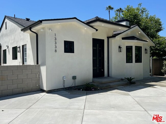 Building Photo - 13338 Magnolia Blvd