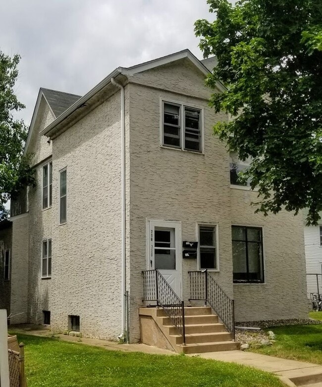 Building Photo - 718 6th St NE Unit Second Floor Rental