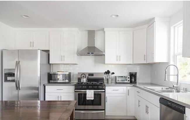 Photo - 10826 Morrison St Unit 10826 1/2 Morrison