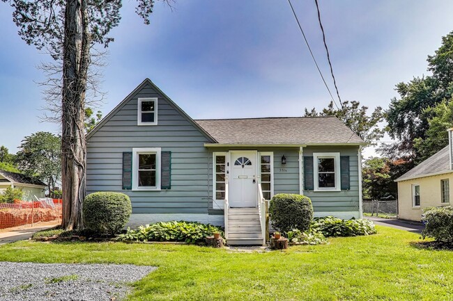 Building Photo - Cute 2 bed + Loft + 2 Bath SF w/ Fenced Yard