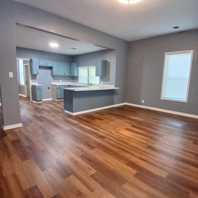 Photo - 949 Kney St