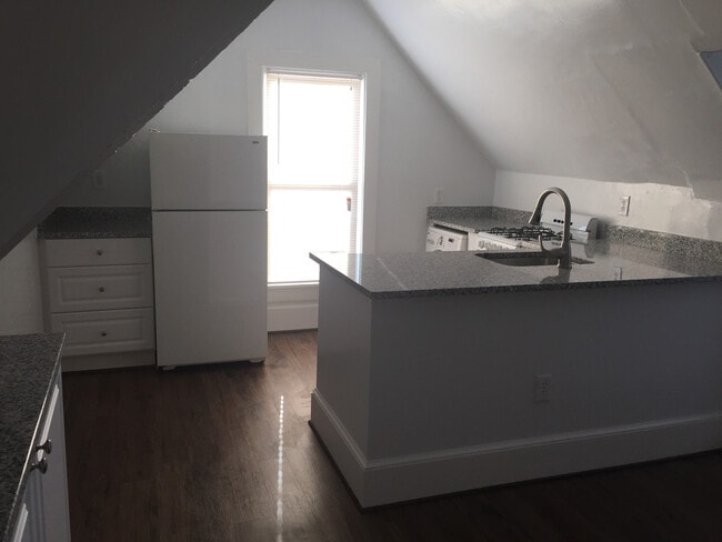 Photo - 244 E 40th St Unit 03