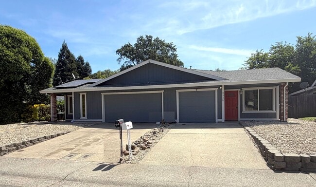 Building Photo - 3320-3326 Meadow Way Unit 3326 Meadow Way
