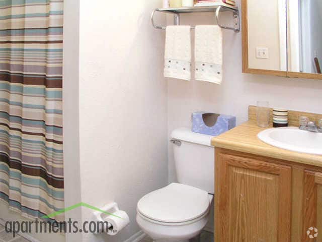 Primer cuarto de baño - Townehouse Village Apartments