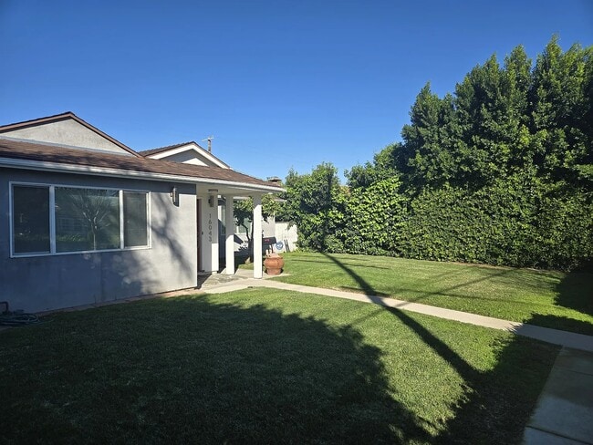 Photo - 16043 San Fernando Mission Blvd