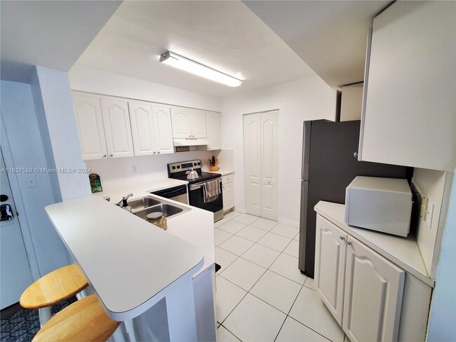 Kitchen - 2642 Collins Ave Unit 305