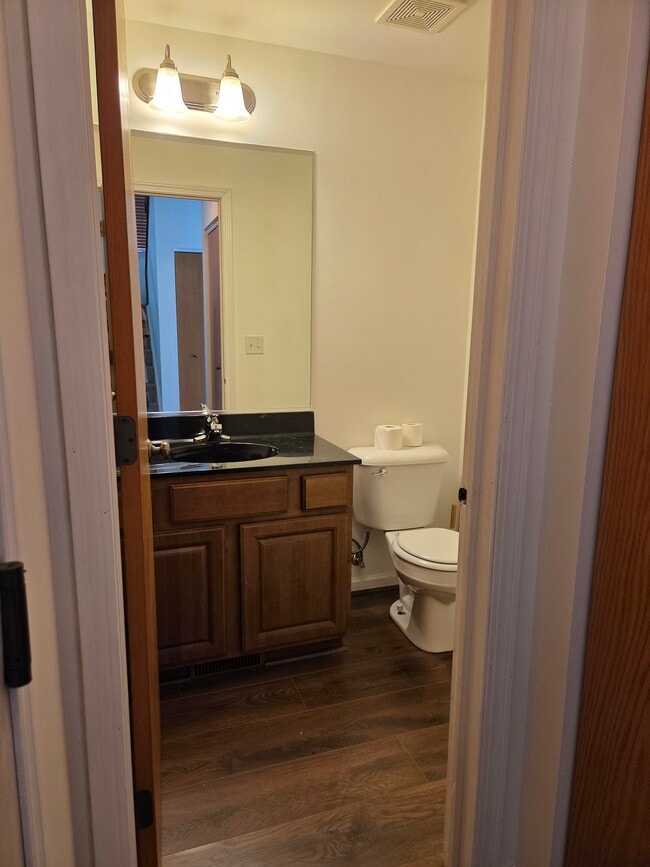 Photo - 2631 Ross St
