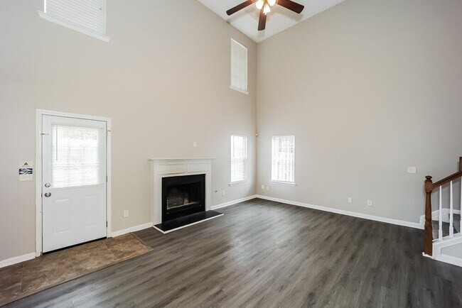 Photo - 335 Sapphire Bend