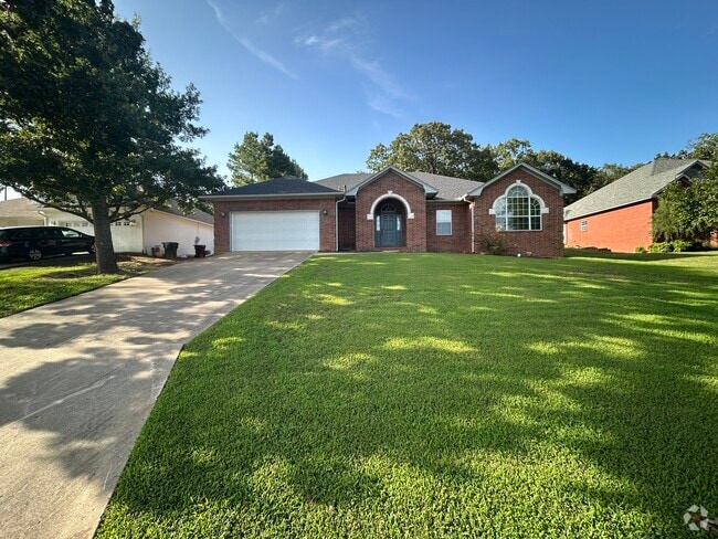 Front view of house - 8709 Canopy Oaks Dr Rental