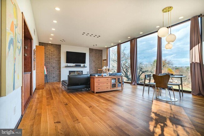 Photo - 857 Briarwood Rd