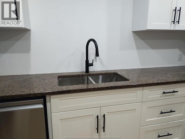 Photo - 631 Holburn St