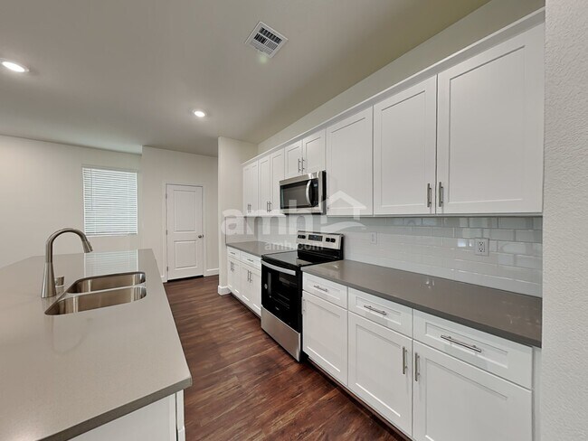 Photo - 855 Longwood Gdns St