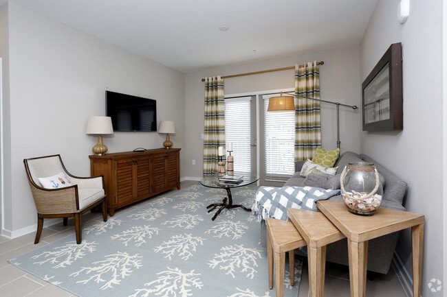 2BR, 2BA - 1022 SF