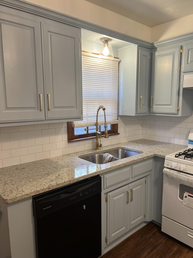 Photo - 38 E 13th St