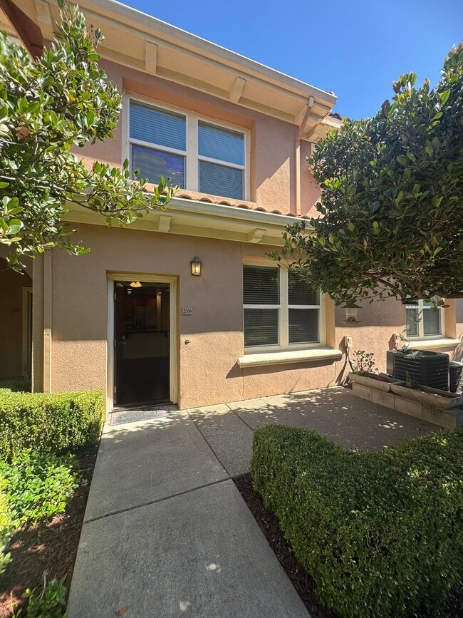 Building Photo - Spacious 2 Story Condo In Westlake Villas